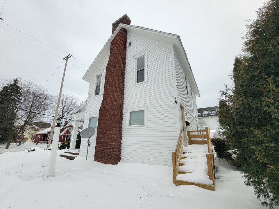 83 Greenbush St, Unit 2 in Manistee, MI - Foto de edificio