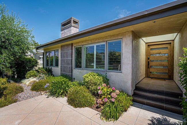 7967 Paseo Del Ocaso in San Diego, CA - Foto de edificio - Building Photo