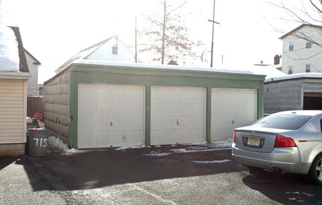 713 Van Buren Ave in Elizabeth, NJ - Building Photo - Building Photo