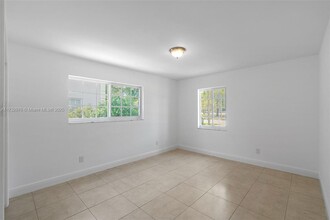 4995 Ponce de Leon in Coral Gables, FL - Building Photo - Building Photo