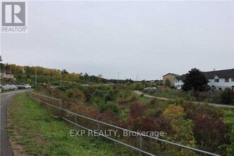 134 Westbank Trail in Hamilton, ON - Building Photo - Building Photo