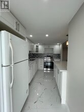 350-350 Webb Dr in Mississauga, ON - Building Photo - Building Photo