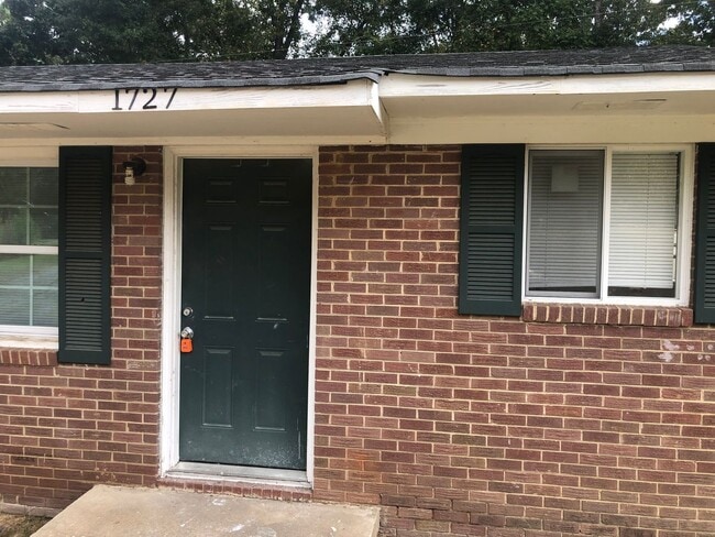 property at 1727 Old Lynwood Cir