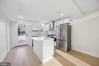 55 E Sharpnack St in Philadelphia, PA - Building Photo - Building Photo