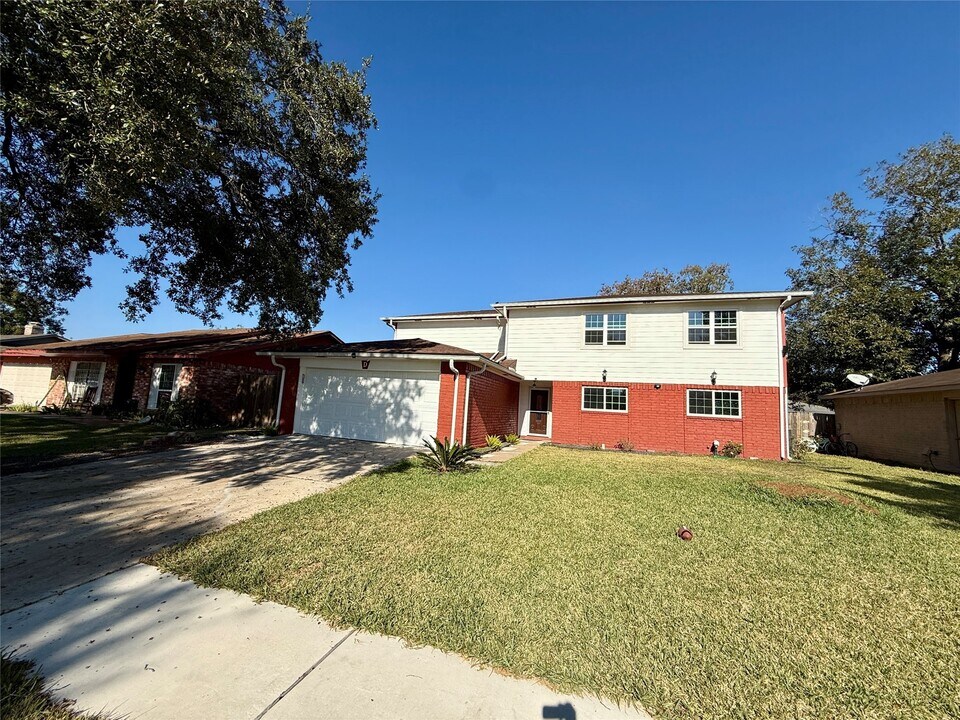 13834 New Village Ln in Sugar Land, TX - Building Photo