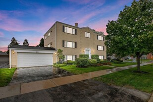 8459 W Oak Ave in Niles, IL - Building Photo