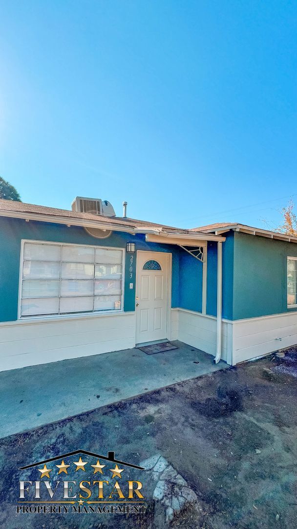 2703 Center St in Bakersfield, CA - Building Photo - Building Photo