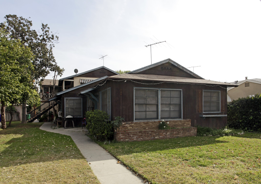 128 Orange Grove Ave in San Fernando, CA - Foto de edificio