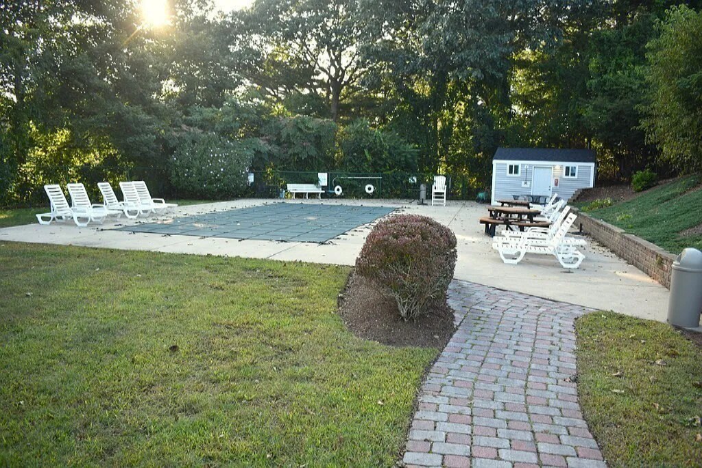 19 Chapel Hill Dr, Unit Plymouth-Heat Included in Plymouth, MA - Building Photo