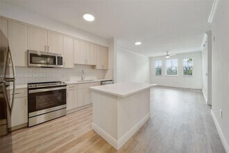 10170 SW 7th St, Unit 36-403 in Pembroke Pines, FL - Building Photo - Building Photo