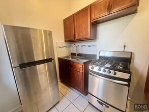 69 Scholes St, Unit 1 L in Brooklyn, NY - Building Photo - Building Photo