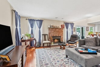 54 Jennifer Rd in Lowell, MA - Building Photo - Building Photo