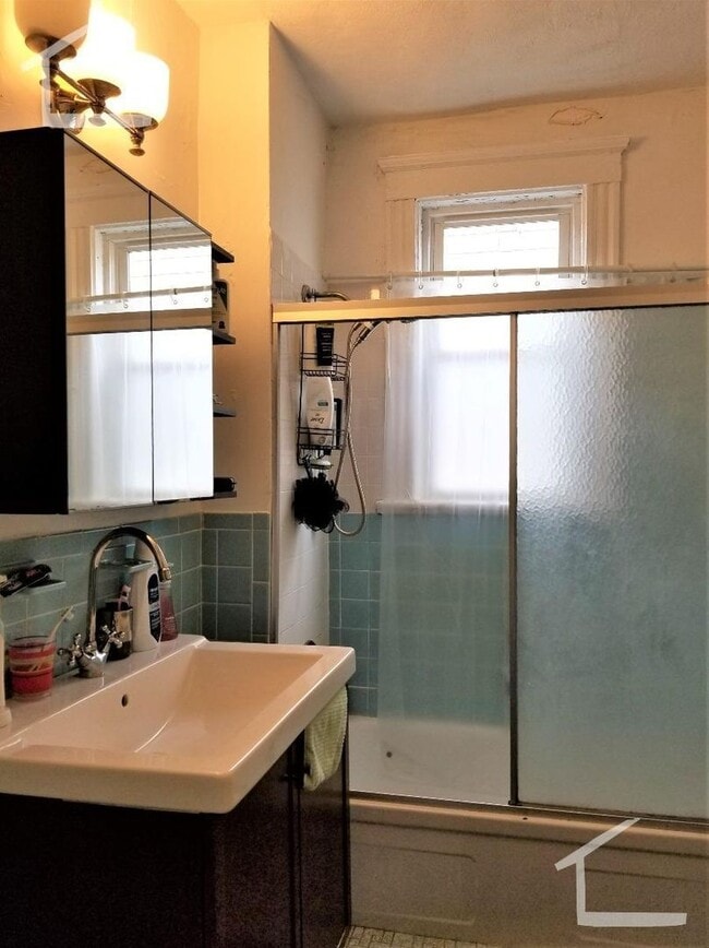 88 Browne St, Unit 1 in Brookline, MA - Foto de edificio - Building Photo