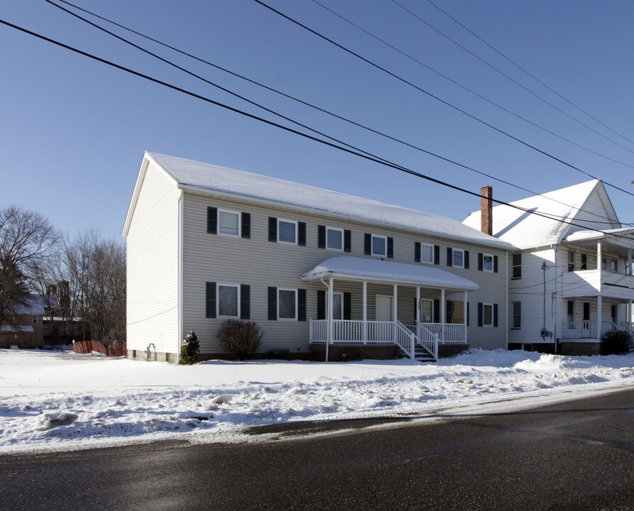 1750 Ira Turpin Way in Canton, OH - Foto de edificio