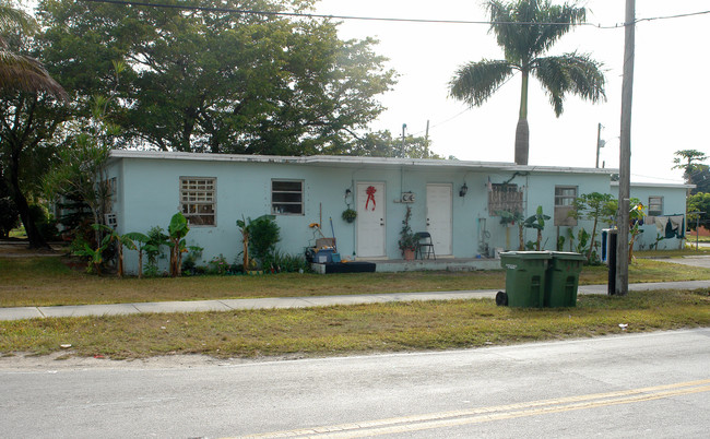 824-842 NW 8th St in Homestead, FL - Foto de edificio - Building Photo