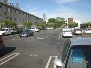 14335 Sherman Way, Unit 324 in Los Angeles, CA - Foto de edificio - Building Photo