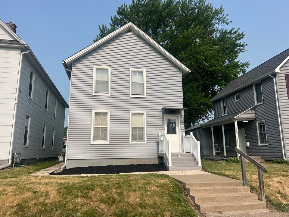 1337 15th Street a, Unit Downstairs in Moline, IL - Foto de edificio