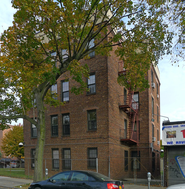 51-03 Broadway in Woodside, NY - Foto de edificio - Building Photo