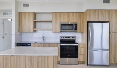 555 NE 8th St, Unit 1302 in Fort Lauderdale, FL - Building Photo - Building Photo