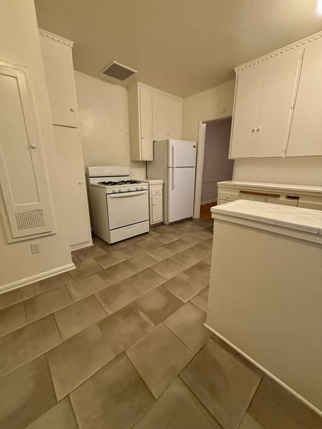 7111 1/2-7111 Hillside Ave in Los Angeles, CA - Building Photo - Building Photo