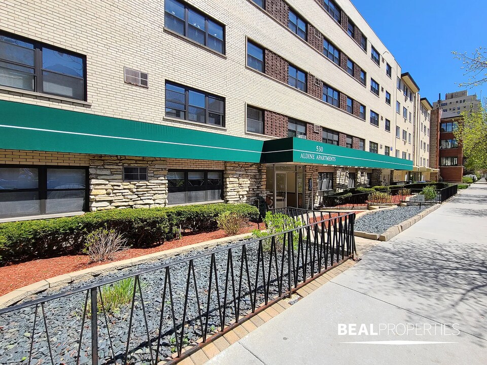 535 W Aldine Ave, Unit 211 in Chicago, IL - Building Photo