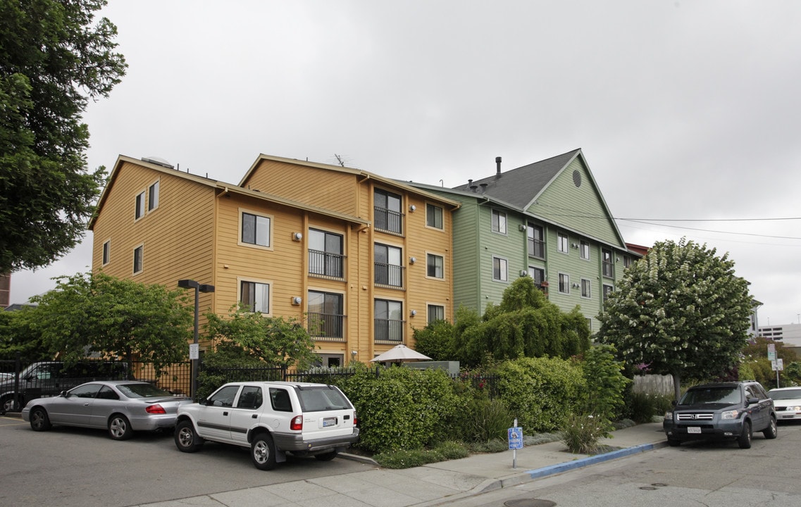 Providence House in Oakland, CA - Foto de edificio