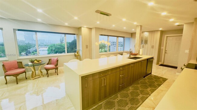 329 SE 3rd St in Hallandale Beach, FL - Foto de edificio - Building Photo