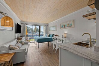 214 Miracle Strip Pkwy SW, Unit SI ID1358979P in Fort Walton Beach, FL - Building Photo - Building Photo