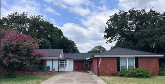 1510 Hulme St in Bowie, TX - Building Photo