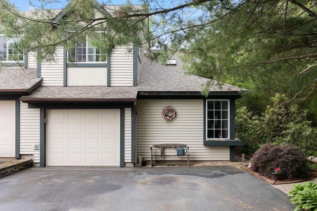 11 Lake Forest Dr in Burlington, VT - Building Photo