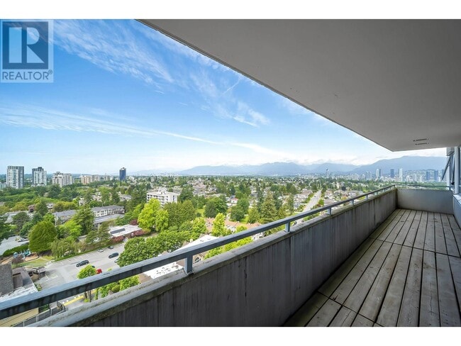5652 Patterson Ave in Burnaby, BC - Building Photo - Building Photo
