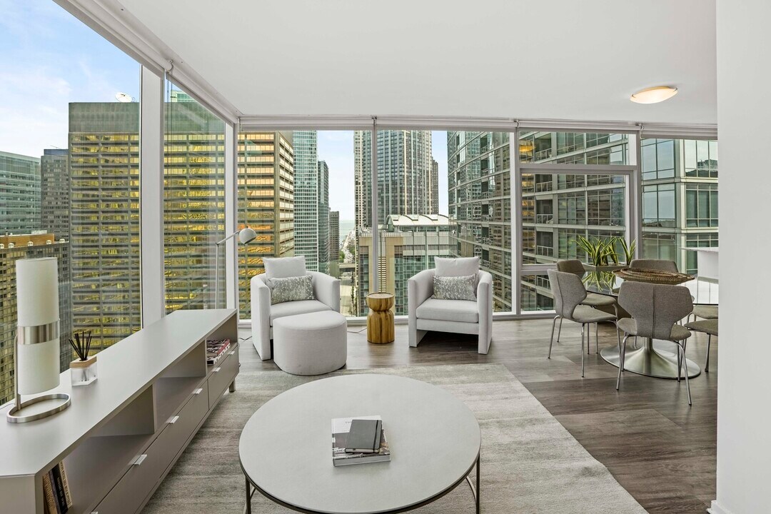 288 E Illinois St in Chicago, IL - Building Photo