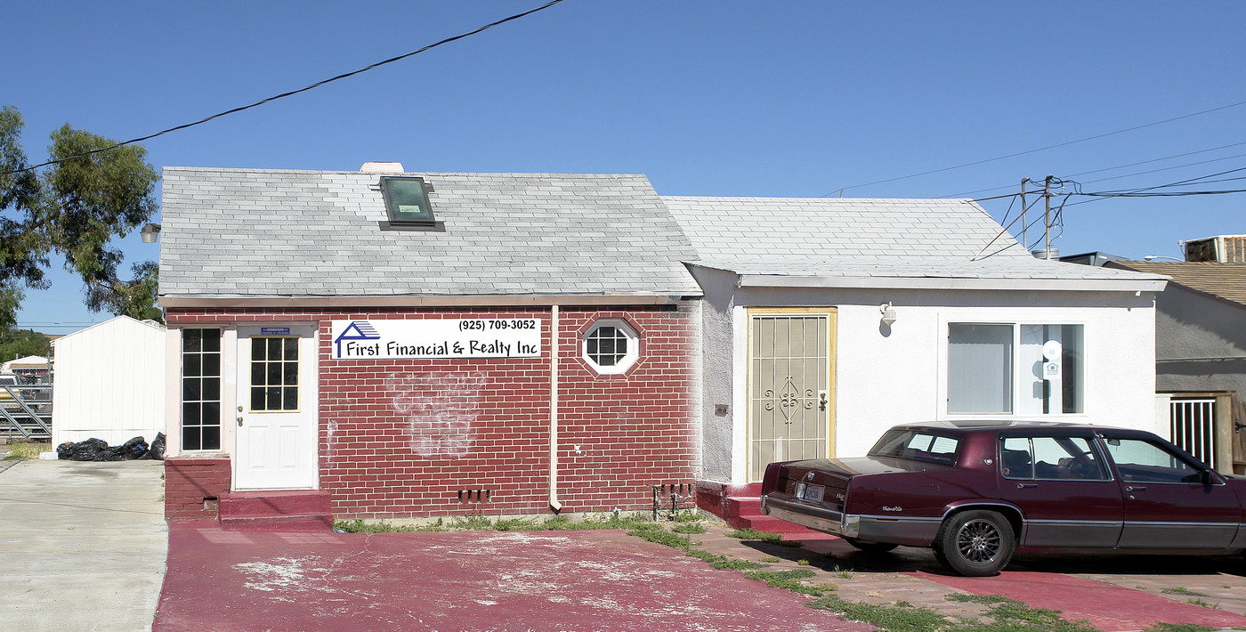 12 Ambrose Ave in Pittsburg, CA - Foto de edificio