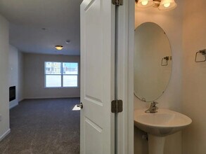 64 Rollins Ln in Willow Street, PA - Foto de edificio - Building Photo