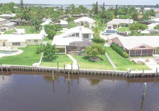 1694 SW Boatswain Pl in Palm City, FL - Building Photo - Building Photo