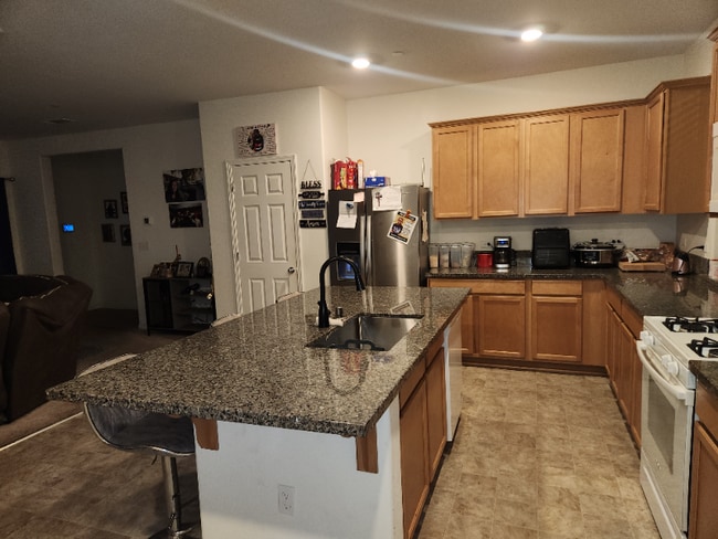 2215 S Vista St in Visalia, CA - Building Photo - Building Photo