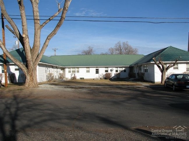 124 E B St in Burns, OR - Foto de edificio - Building Photo