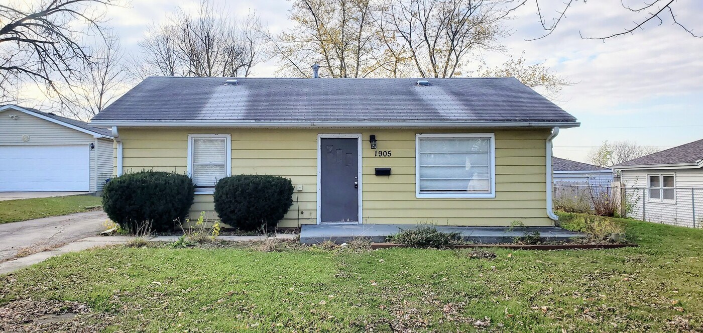 1905 Cowing Ln in Crest Hill, IL - Building Photo