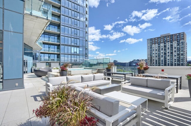 1215 Rue Saint-Antoine O, Unit SI ID1262041P in Montréal, QC - Building Photo - Building Photo