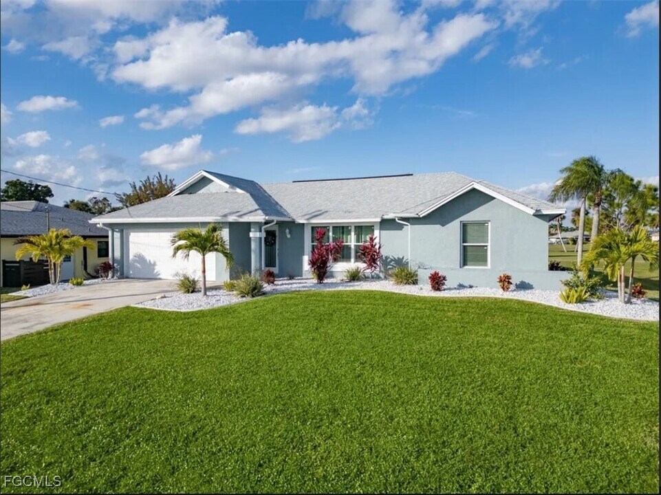 213 SE 10th Terrace in Cape Coral, FL - Building Photo