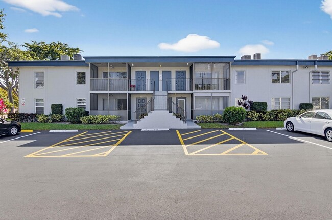 7535 S Oriole Blvd, Unit 2060 in Delray Beach, FL - Foto de edificio - Building Photo
