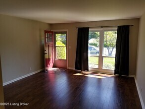 2116 Dogoon Dr in Louisville, KY - Building Photo - Building Photo