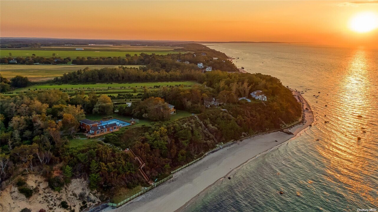 2430 Dignans Rd in Southold, NY - Building Photo