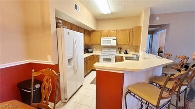15590 Ocean Walk Circle in Ft. Myers, FL - Foto de edificio - Building Photo