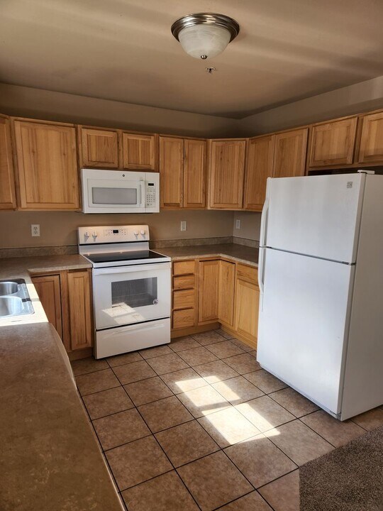 1010 Cruiser Ln in Belgrade, MT - Building Photo