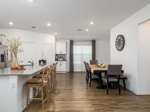 210 Escondido Cir in San Marcos, TX - Building Photo - Building Photo