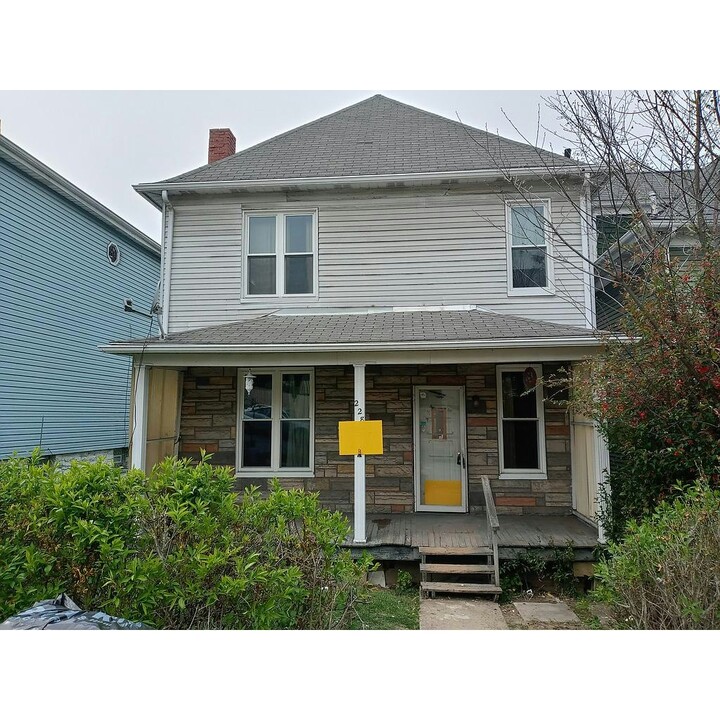 228 Cadwallader St in Brownsville, PA - Building Photo