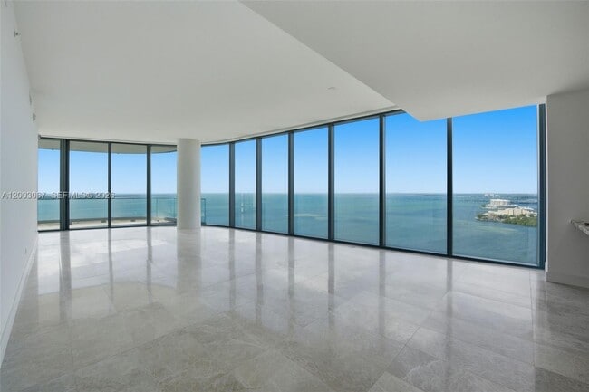 175 SE 25th Rd in Miami, FL - Foto de edificio - Building Photo