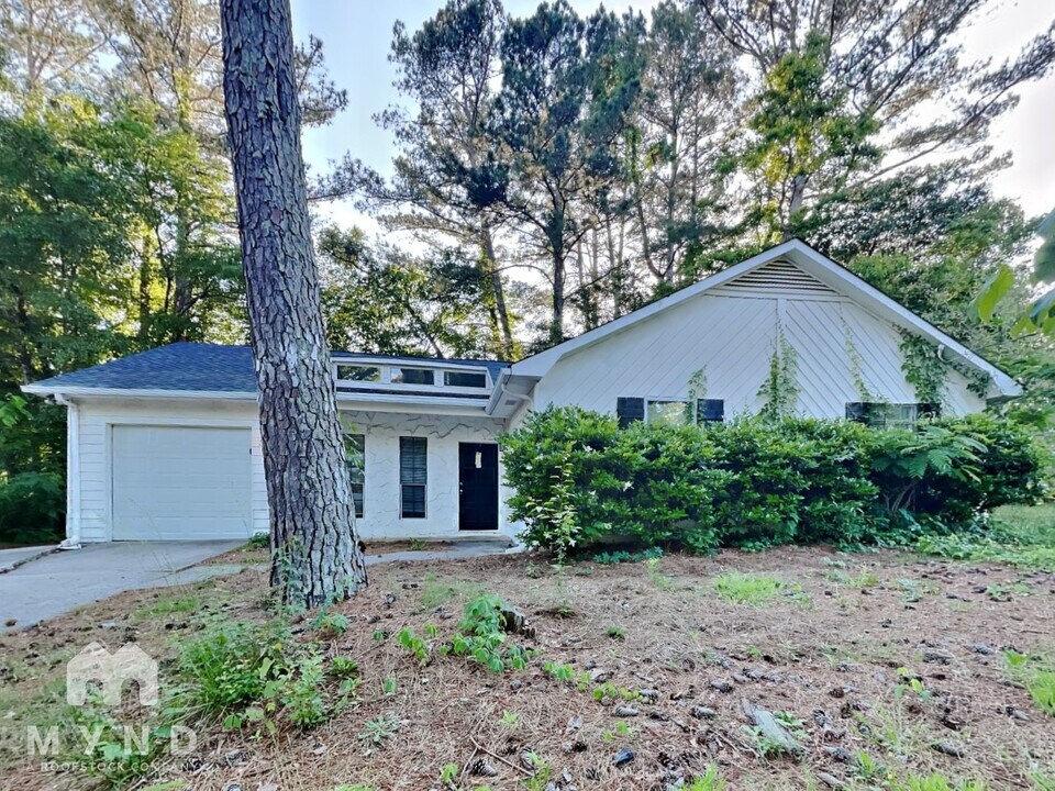 3047 Brook Hollow Dr in Rex, GA - Building Photo