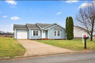 307 Man O War Dr in Oak Grove, KY - Building Photo